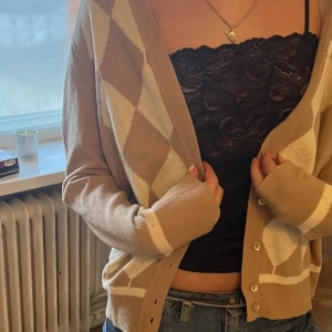 Stickad kofta💛☀️ - Super fin finstickad kofta som passar både till sen sommarkvällar till en kjol eller till vintern! ☀️☀️💛