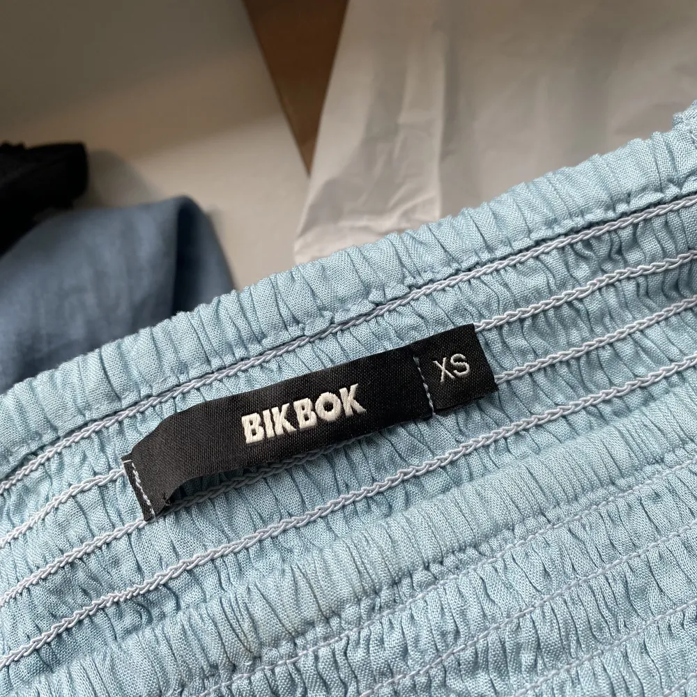 Superfin blå blus från BikBok, köpt för 400kr!🙌🏼. Blusar.