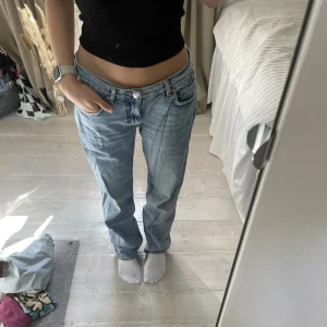 Jeans - Supersnygga jeans från Gina, har sytt in midjan men går att sprätta upp! 🥰
