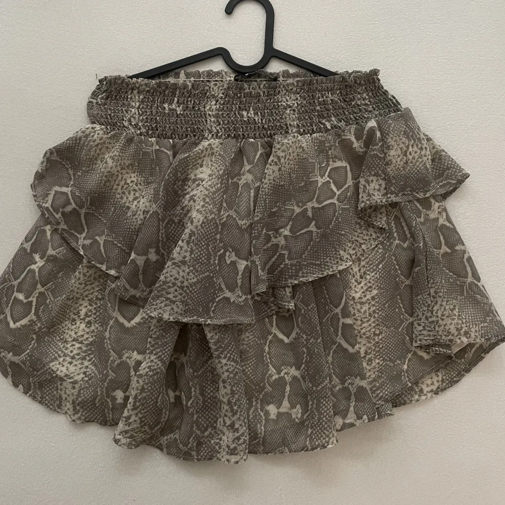 Super söt kjol som använts väldigt få gånger, därav bra skick! Storlek XS/S🌸 . Kjolar.