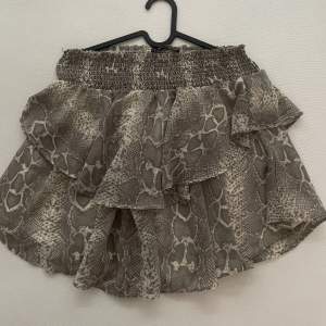 Super söt kjol som använts väldigt få gånger, därav bra skick! Storlek XS/S🌸 