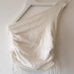 One shoulder topp - Jättemjukt tyg! Justaras och knyts på båda sidor