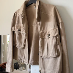 Jacka  - Säljer denna eftersom den inte kommer till användning. Den är inte så lång kommer på mig vid midjan och jag är 1,70 lång. Väldigt fin till hösten☺️