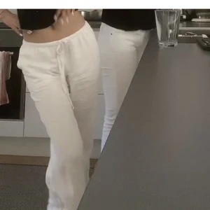 Svarta linenbyxor - Säljer mina svarta linnebyxor, har lika dana i vitt som jag också sålt, exakt samma modell. Inprincip oandvända. Storlek Xs men funkar för mig som brukar ha ungefär 36 i jeans, S💗väldigt populära och svåra att få tag på