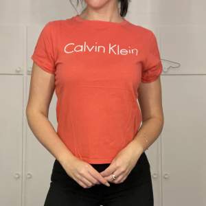 En rosa t-shirt från Calvin Klein. Storlek: S