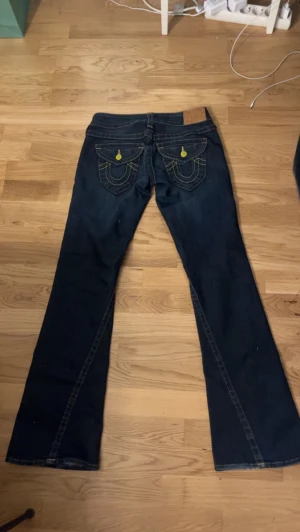 True religion jeans - Jag säljer mina fina jeans från true religion, jag har använt jeansen max 5 gånger. De är i jätte fint skick och passar mig i längden som är 170+ cm. Storlek 28 i midjan och  hyfsat långa o benen. Köparen står för frakten!💕Pris kan diskuteras. Swish!
