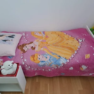 Junioe säng  - Säljer en junior säng ! som är i  bra skick, ny madrass och 3 under lakan med resår ingår .