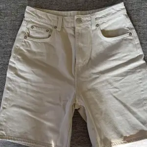 Säljer dessa vita jeansshorts från Weekday då de inte kommer till andvändning längre. Storlek: 26. Nypris: 450kr. Skriv om du vill ha flera bilder eller om du har frågor☺️