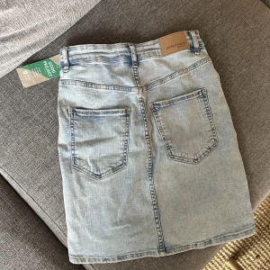 Jeanskjol - Molly denim skirt från Gina tricot, prislapp kvar💙