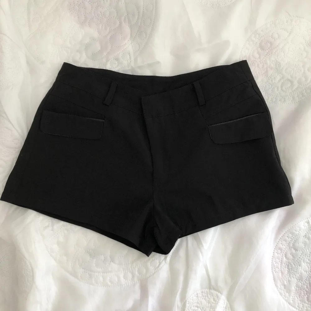 Kostymbyx-aktiga kortbyxor, märkta storlek L från märket Zelena (köpta secondhand) men midjemåttet är 76 cm så skulle säga att det är typ en S/36 💛. Shorts.