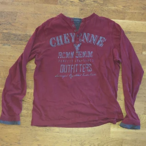 Emo tröja - Longsleeve med tryck. Bra skick. Pris kan diskuteras vid snabb affär.