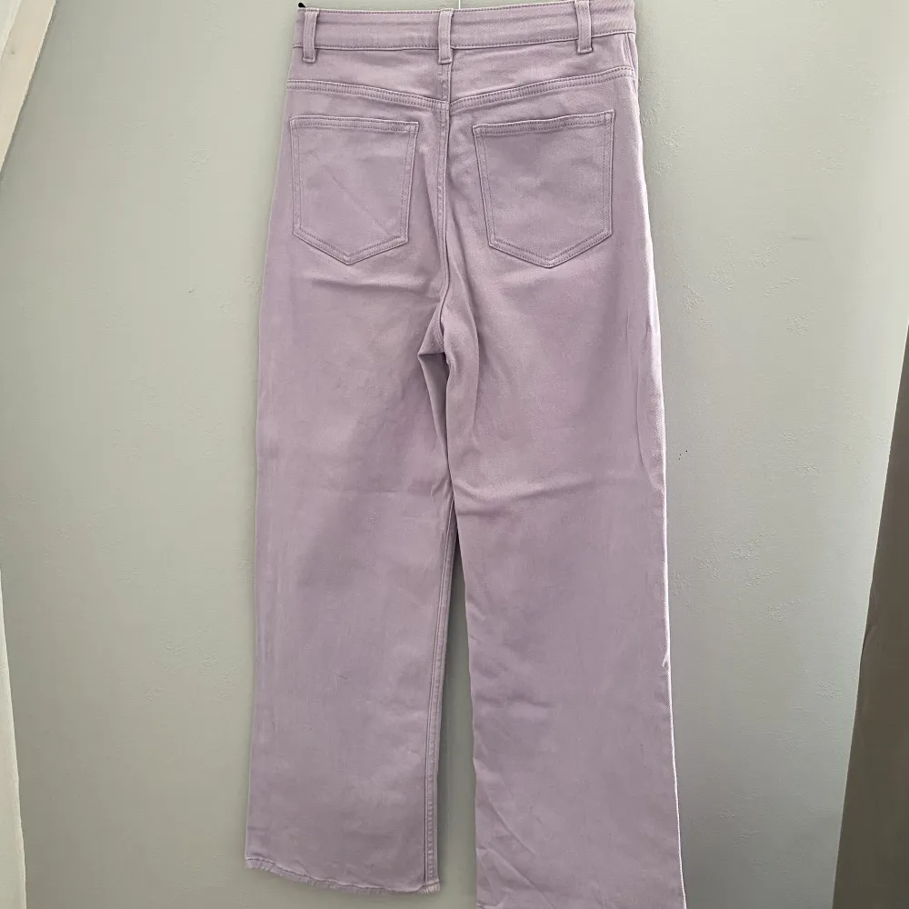 säljer dessa jeans från h&m i en så fin lila färg💜 jag har använt dom en del och man märker att dom är använda, dom har bla blivit lite noppriga på vissa ställen men märks inte om man inte tänker på det💜. Jeans & Byxor.