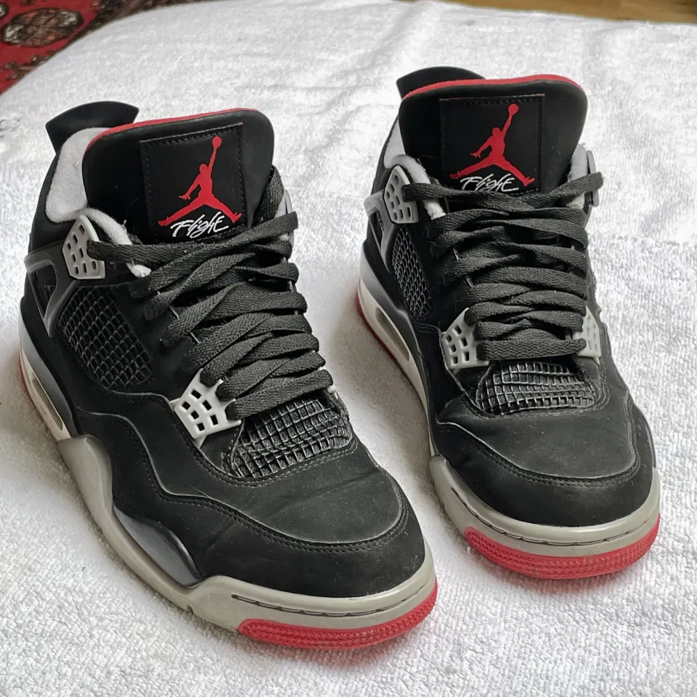 Jordan 4 Retro Bred (2019) i bra använt skick. Lätt creasing och lätt slitage på undersidan av sulorna. Skriv för fler bilder! Orderbekräftelse finns & pris kan diskuteras.. Skor.