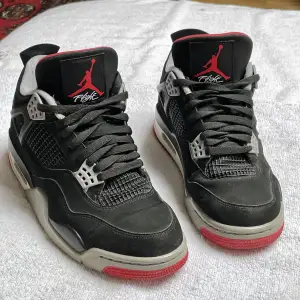 Jordan 4 Retro Bred (2019) i bra använt skick. Lätt creasing och lätt slitage på undersidan av sulorna. Skriv för fler bilder! Orderbekräftelse finns & pris kan diskuteras.