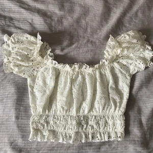 Vit spetstopp  - Så fin vit spetstopp som tyvärr inte kommer till användning för mig. Använt 1 gång så som ny. Perfekt till sommaren! Storlek M men passar även S.🤍