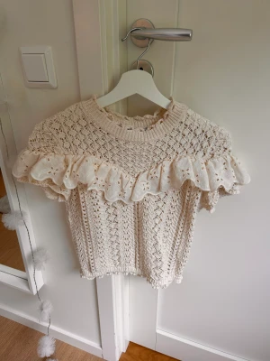 Zara topp - Säljer denna slutsålda toppen från zara då den inte kom till användning för mig. Tröjan är i bra skick och har inga tecken på användning.