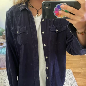 Manchester skjorta - Älskar denna marinblå manchestskjorta!!!! Kan användas som overshirt som på bilderna eller utan någonting under. Perfekt till sommaren❤️!!!! Helt oanvänd perfekt skick. Köpt deadstock vintage i Paris för 500kr