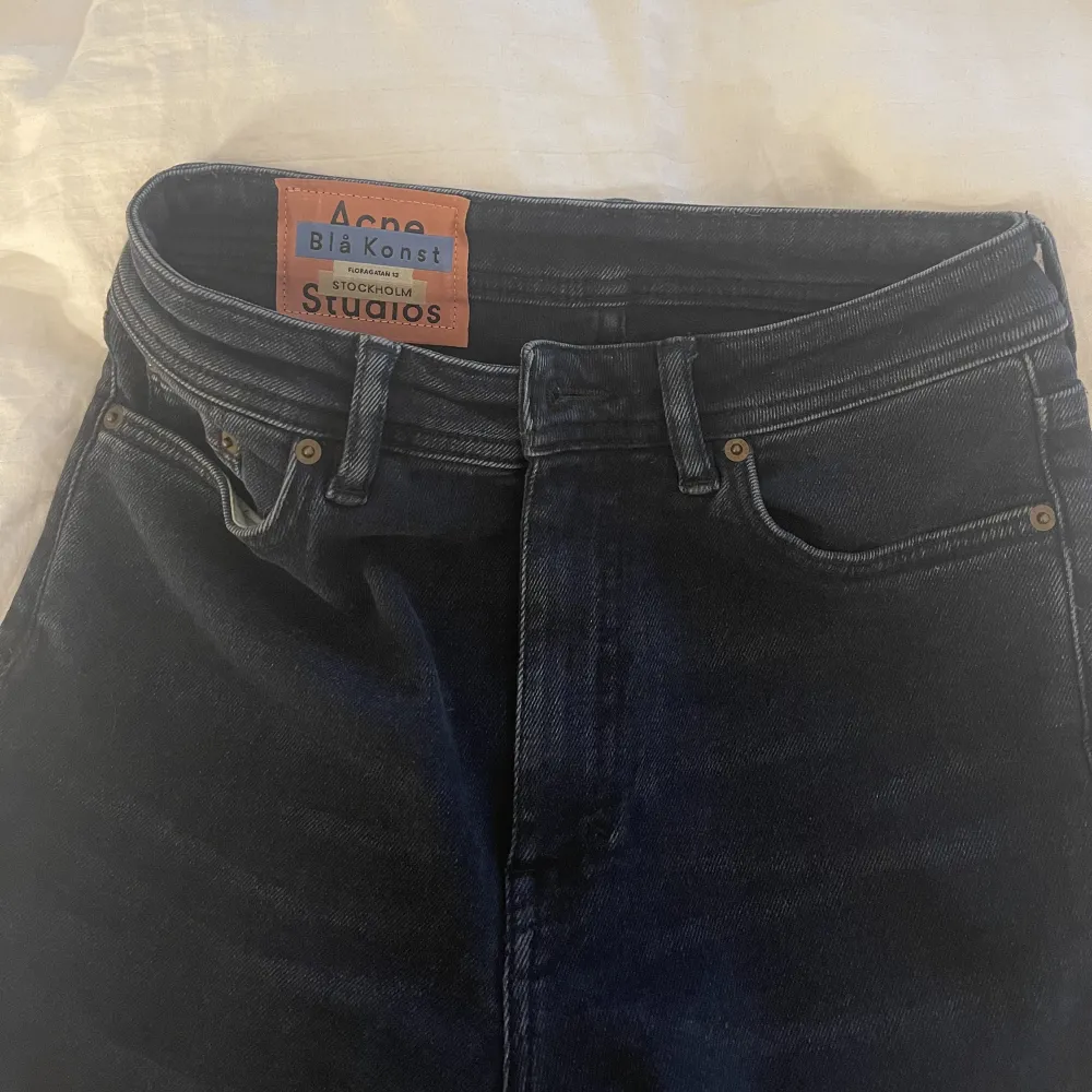 I princip helt nya Acne Studios jeans, använda ett fåtal gånger. Storlek 25/32.   Nypris 2500kr, mitt pris 2000kr.   Betalning via swish. Finns i Borås, kan skickas mot fraktkostnad.  . Jeans & Byxor.