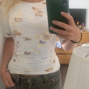 Snygg t-shirt  - Snygg tight T-shirt med fina mönster 💗⭐️