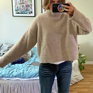 Tjock stickad tröja - Myyyysigaste beiga stickade tröjan med tjock krage. Så himla härlig🙏🏽älskar! Använd men bra skick, se bilder