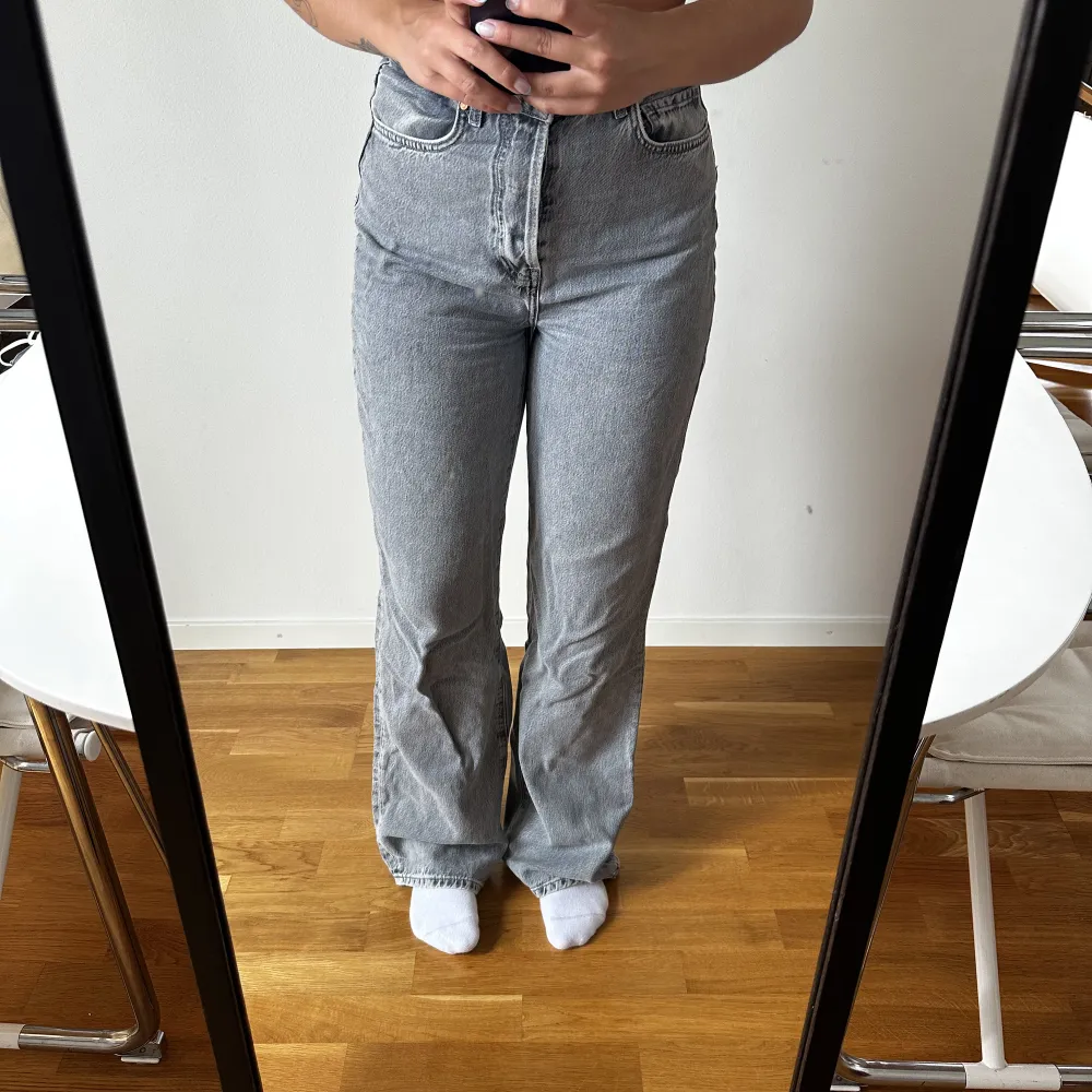 Gråa jeans från Bikbok, som referens är jag 167cm lång. Jeans & Byxor.