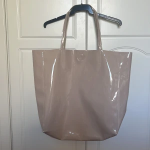 Väska/Totebag h&m - Totebag från h&m i beiget latex. Stor rymlig väska i väldigt gott skick, sparsamt använd