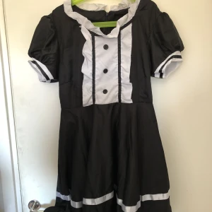 Maid Dress - Använd väldigt lite. Står att det är en medium men känns mer som en small. Kan mötas upp på närcon:3