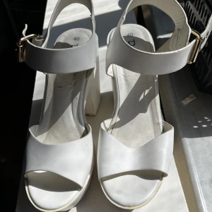 Vita högklackar  - Använda två gånger. Finns en prick i bak, men sen finns det inga problem (inte vad jag kunna hitta i alla fall). Storlek 40 (sann till storleken).