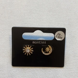 Öronhängen  - Ett par helt nya örhängen som aldrig blivit använda🤩De är guldfärgade med  silver diamanter på. Köpt på ur & Penn för 30 kr och säljer för 10 kr. De är förstås inte äkta guld<3