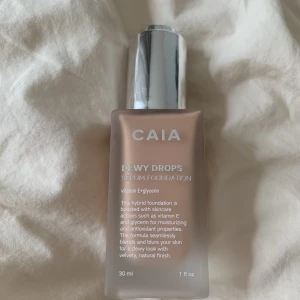 Caia dewy drops, 30c - Ca 90 % kvar. Säljes pga fel nyans för mig. Kan mötas upp i Göteborg och frakta. :) 
