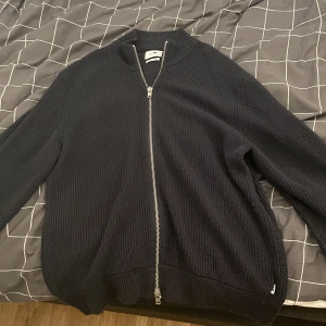 NN07 helzip  - Hej, jag säljer denna as feta mörkblåa helzipen från NN07 köpt på NK. Storlek XL men sitter som L. Nypris: 1799.  Kan även tänka mig att gå ner i pris vid snabb affär🤝 Skick: 10/10 Helst fraktar jag den genom instabox men kan även tänka mig att mötas upp!