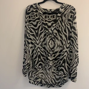 Tunn tunika - Fint skick. Aldrig använd . 