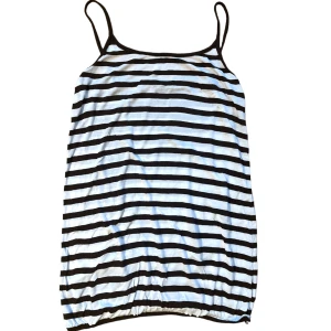 Brun och vit randig top - Top:en är egentligen brun och vit randig men det bruna ser svart ut i bilden! Skick: 8/10! Skriv om du har frågor eller vill se fler bilder!