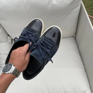 Lanvin skor - Hej, nu säljer jag dessa riktigt stilrena lanvins i den fina marinblåa färgen🥰 skicket är otroligt fint och har ett cond på 9/10. Sizen är uk 6 som motsvarar 41.  Vid frågor och funderingar är det bara att ta kontakt med mig så löser vi en shysst deal🤝🔥