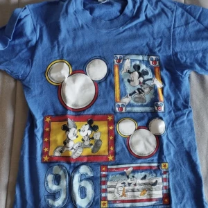 Vintage T-shirt  - En as cool mickey mouse t-shirt som är gjord i USA🤩kommer tyvärr inte till användning längre, köparen står för frakten 😁