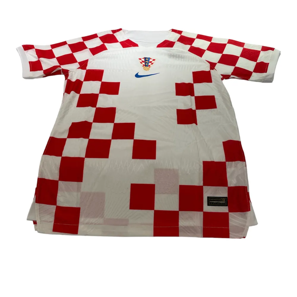 En Kroatien tröja i storlek L som är vit. Den är perfekt passande och av hög kvalitet. Dess andningsförmåga gör den idealisk för både matcher och träning.. T-shirts.