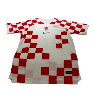 Kroatien - En Kroatien tröja i storlek L som är vit. Den är perfekt passande och av hög kvalitet. Dess andningsförmåga gör den idealisk för både matcher och träning.