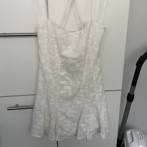 klänning zara - Miniklänning från zara, köpt för ca 2 månader sen och använd en gång. Hör av dig för fler bilder, pris kan diskuteras.