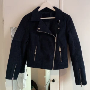 Mockajacka  - Jacka i mockaimitation säljes 🌸 Fint skick Katt finns i hemmet 