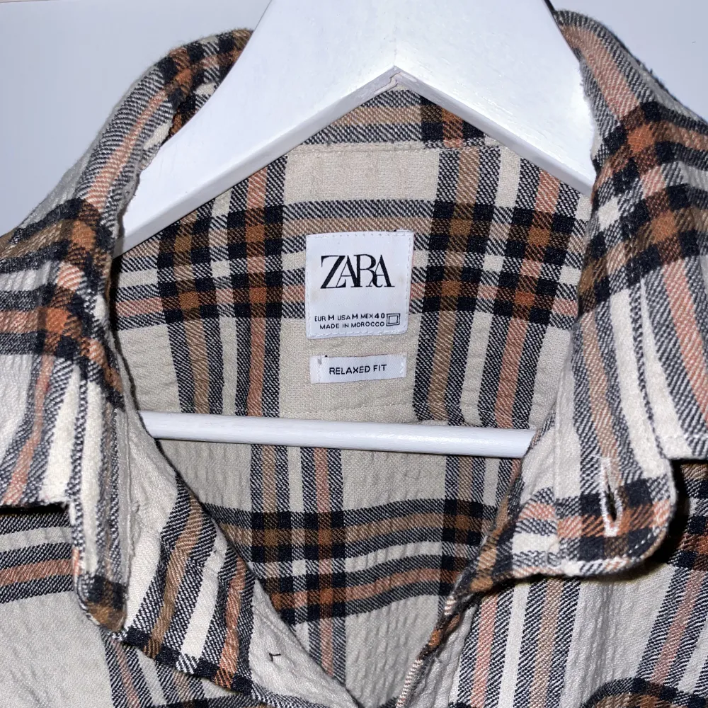 Säljer min Zara overshirt då jag tycker den är för lite. 10/10 skick, nice relaxed fit storlek M. Skjortor.