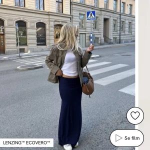 Långkjol  - Säljer denna super fina långkjolen i mörkblå fårn Nelly i storlek XS. Den är helt ny och aldrig använd pågrund av att den inte passade. 