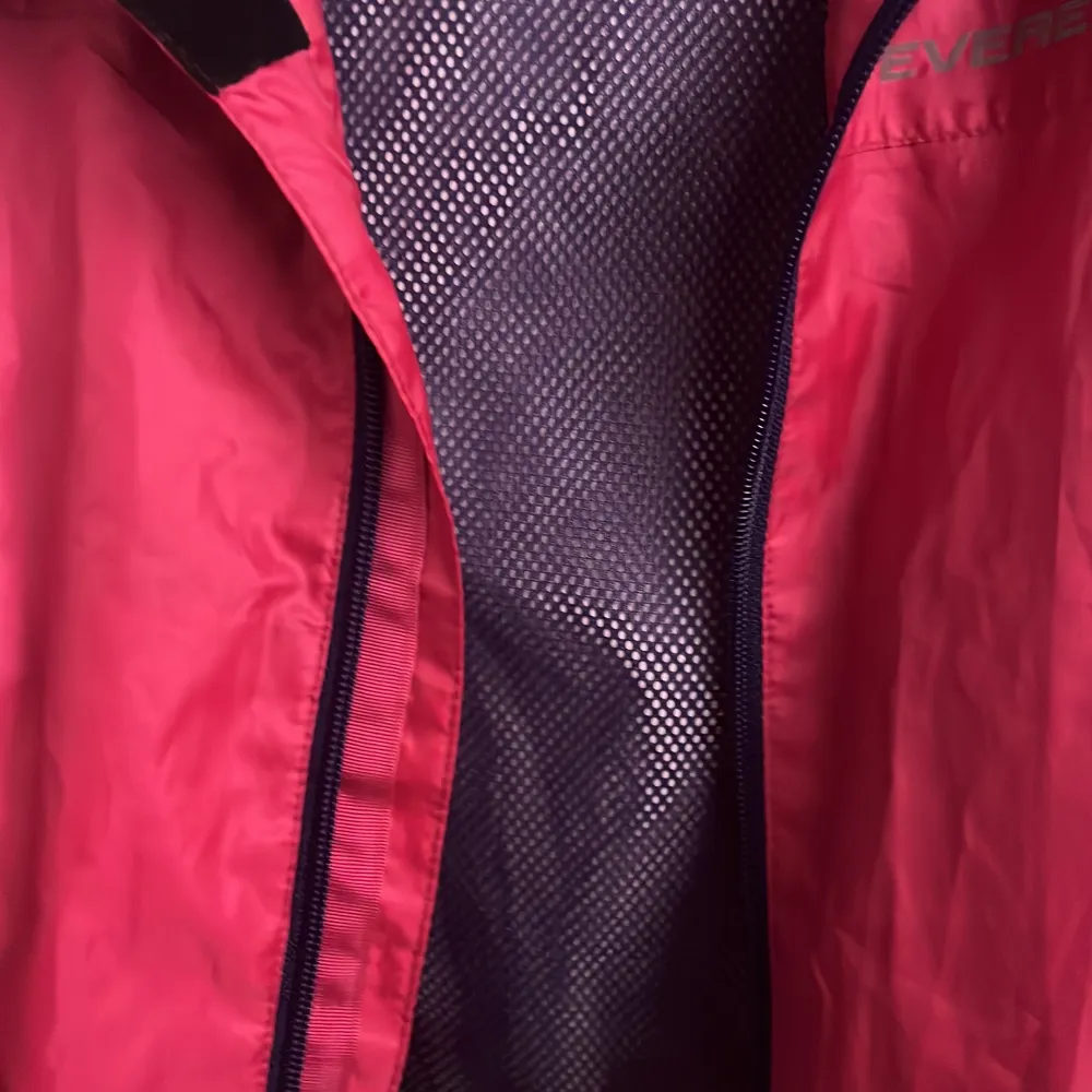 En rosa vind jacka som är använd men i bra skick från Everest. . Jackor.