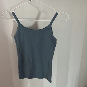 stickat linne - blå nyans och rätt så stretchigt! slutar under naveln 