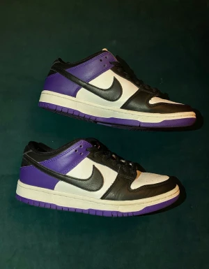 Nike SB Low Court Purple - Hej! Säljer dessa fina skor i hopp om att någon annan får användning av dem. Jag har bara haft dem 1 gång så de är i väldigt bra skick.    Låda finns ej kvar men jag har kvittot på mejl.   Du hittar inte dessa för under 4000 nypris. 