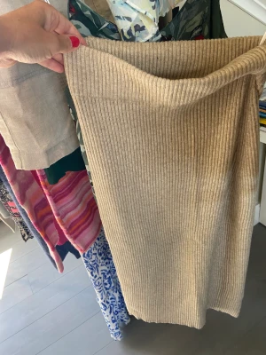 Vila kjol - Beige kjol från Vila, stl.xs. Använd en gång. 