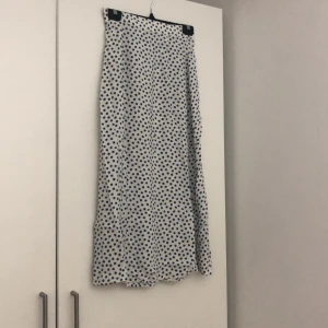 Kjol - En lång kjol med söta blå prickar. Har även slits på båda sidor💗💗(köparen står för frakten)