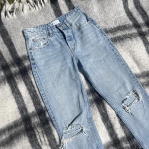 Lågmidjade jeans - Lågmidjade jeans från zara i storlek 34, använt fåtal gånger  (små smä fläckar på högra baksida ben, men går lätt bort i tvätten)