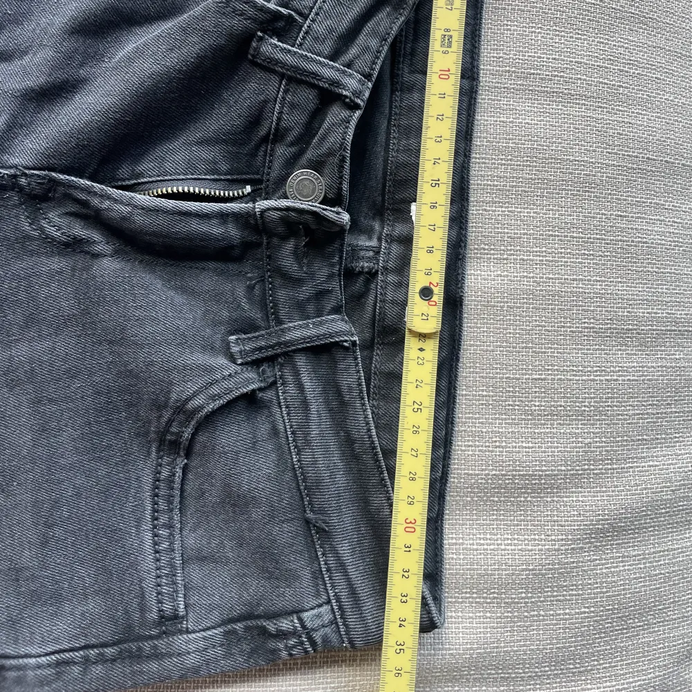 Säljer nu mina low waist straight jeans från strandivarius i storlek 34 ✨ knappt använda då de var för små för mig så väldigt fint skick, de är ganska små i storleken så passar nog mer en 32:a ✨ Midjemått på 35cm ✨ Fråga gärna om ni har frågor 🫶. Jeans & Byxor.