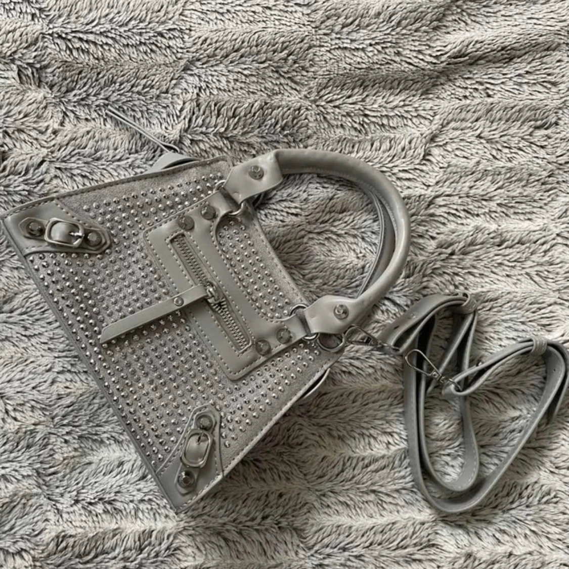 VĂ€ska med nitar đ€