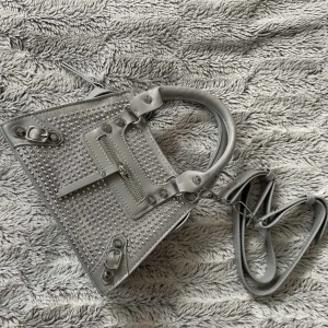 Väska med nitar 🤍 - Väska med nitar, 200kr + spårbar frakt🤍 